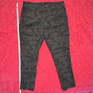 Black/Gray Camouflage cropped/ankle Pants